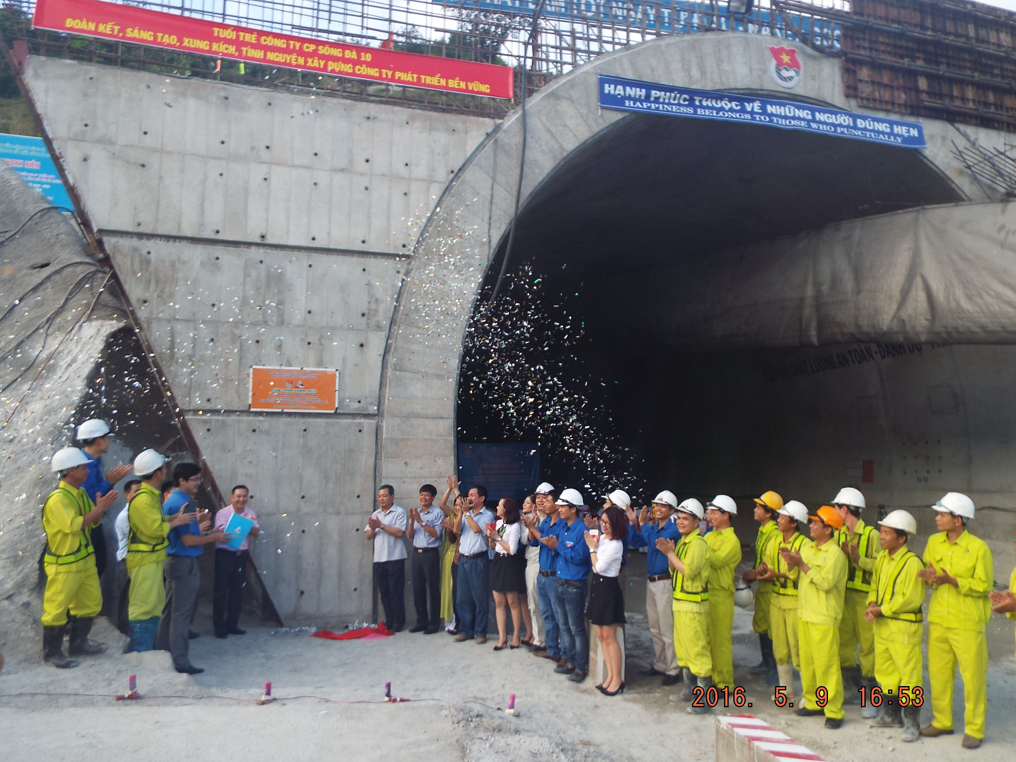 Gắn biển Công trình thanh niên cấp Đoàn Khối.